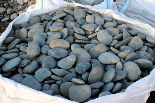 Галька речная плоская (темно-серая) фр. 100-200-300 мм.