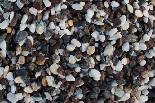 Щебень галтованый микс (белый-черный-бордовый) фр.10-20 мм.